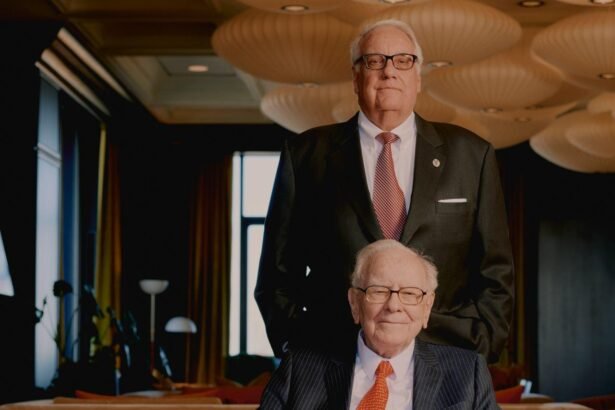 Warren Buffett Steps Down as Berkshire Hathaway Chairman: What It Means for Investors