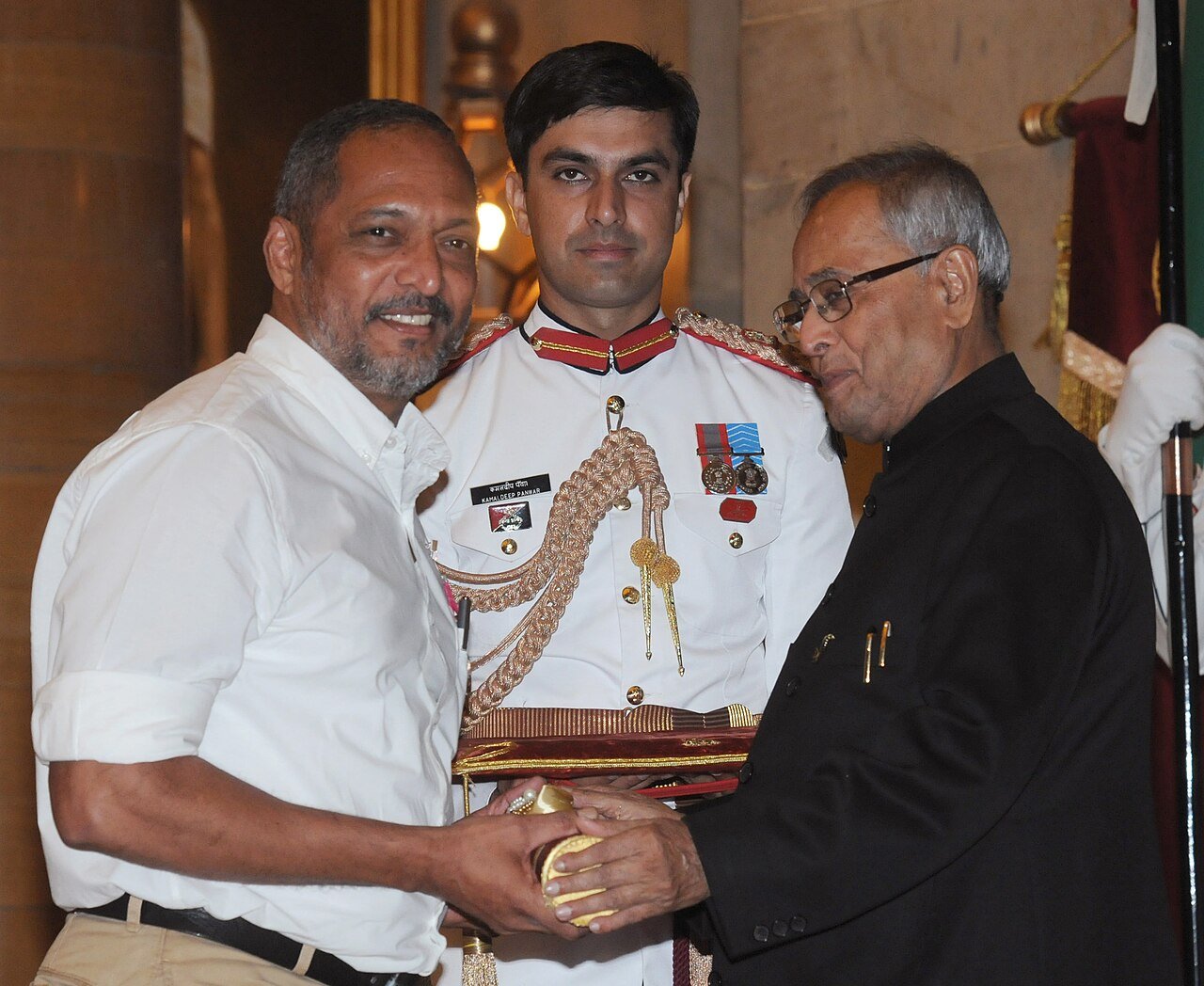 President Pranab Mukherjee presenting the Padma Shri to Nana Patekar at Rashtrapati Bhavan in 2013