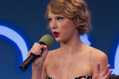 Taylor Swift Shocks SNL